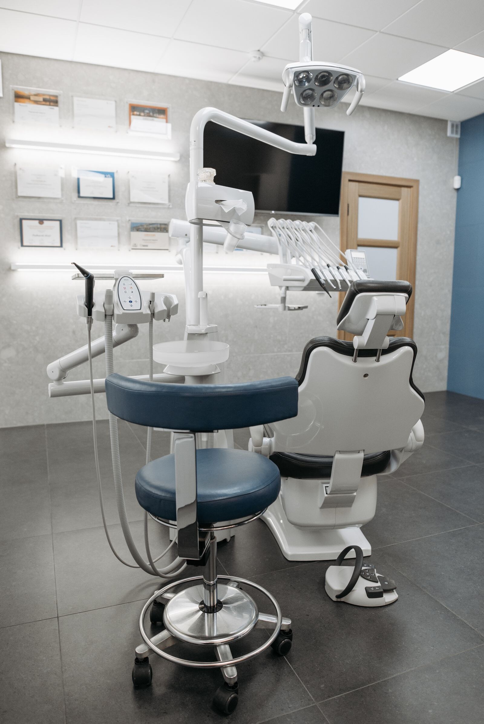 Modern chairside equipment supporting precise, comfortable treatment.